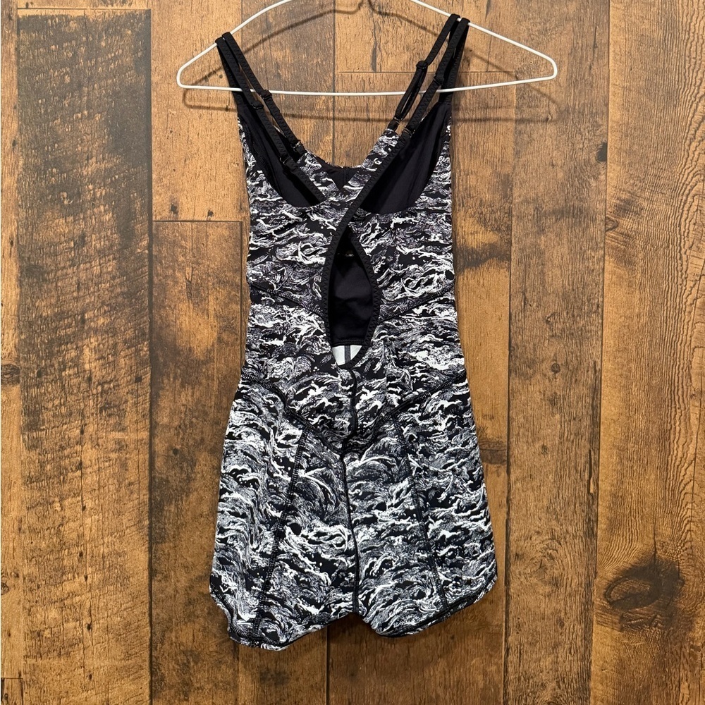Lululemon Purr-suit Onesie (Short)
Nami Wave White Black size 4 EUC - Picture 3 of 7